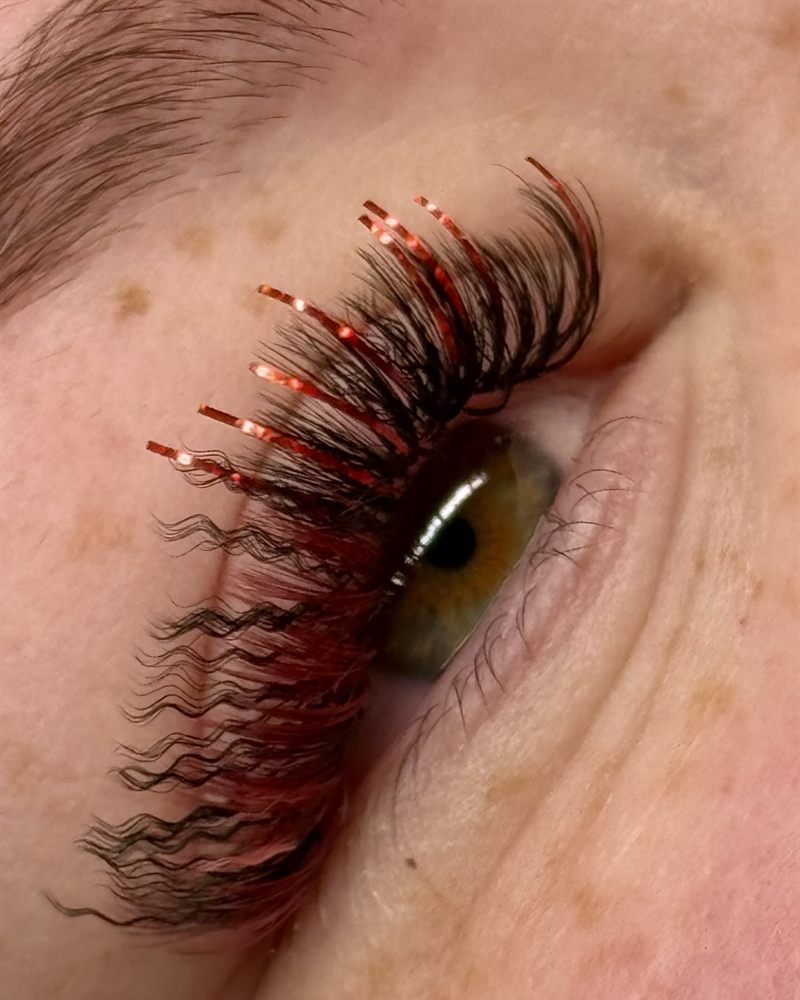 Full color freestyle lash set in cherry red with tinsel